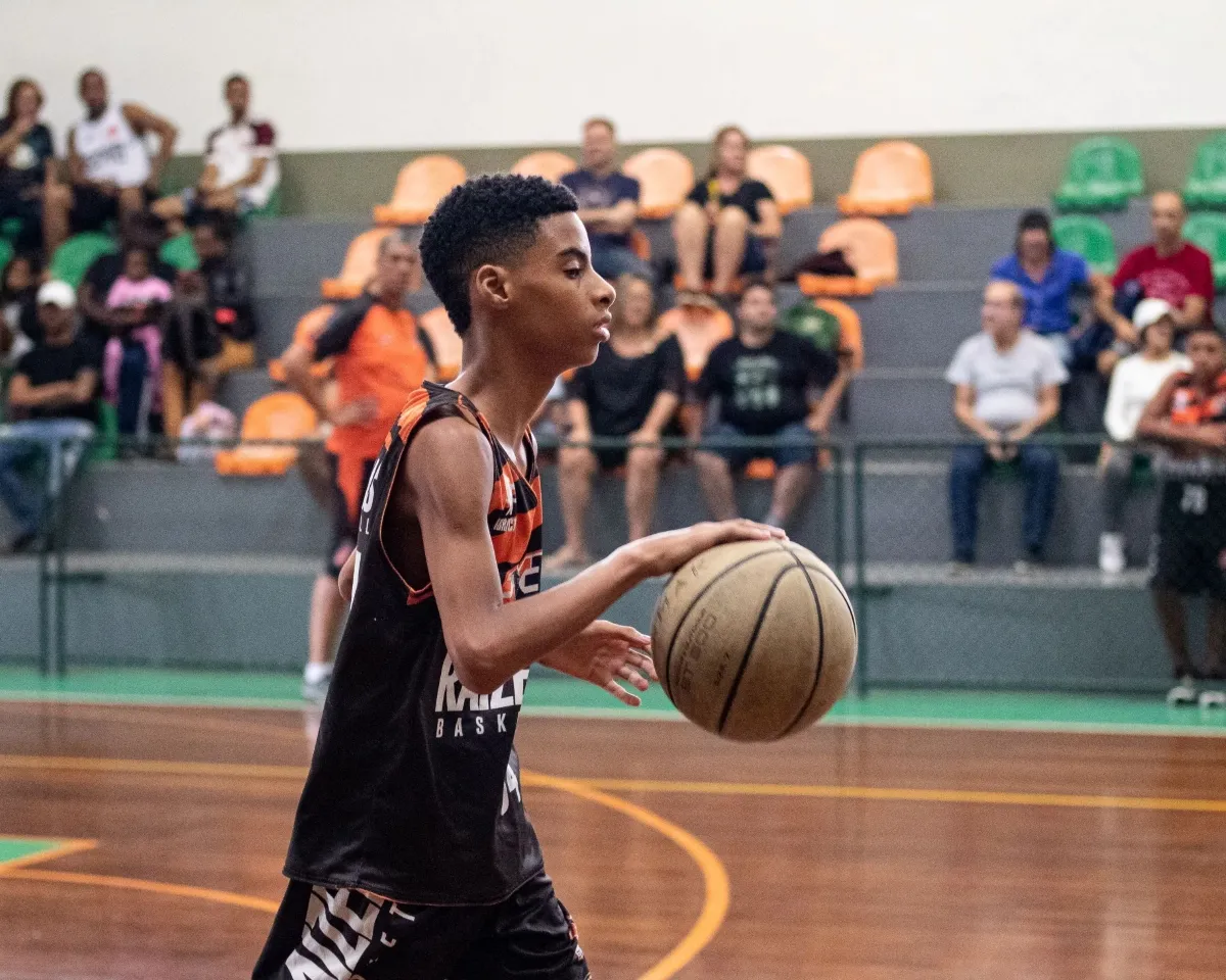 Alunos da ESCOBASE jogando basquete