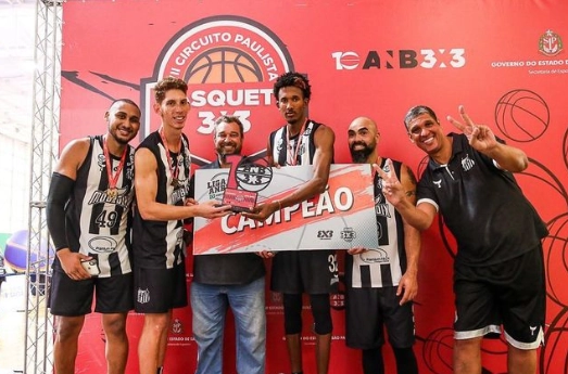 COLECIONADOR DE TÍTULOS - Serjão com troféus